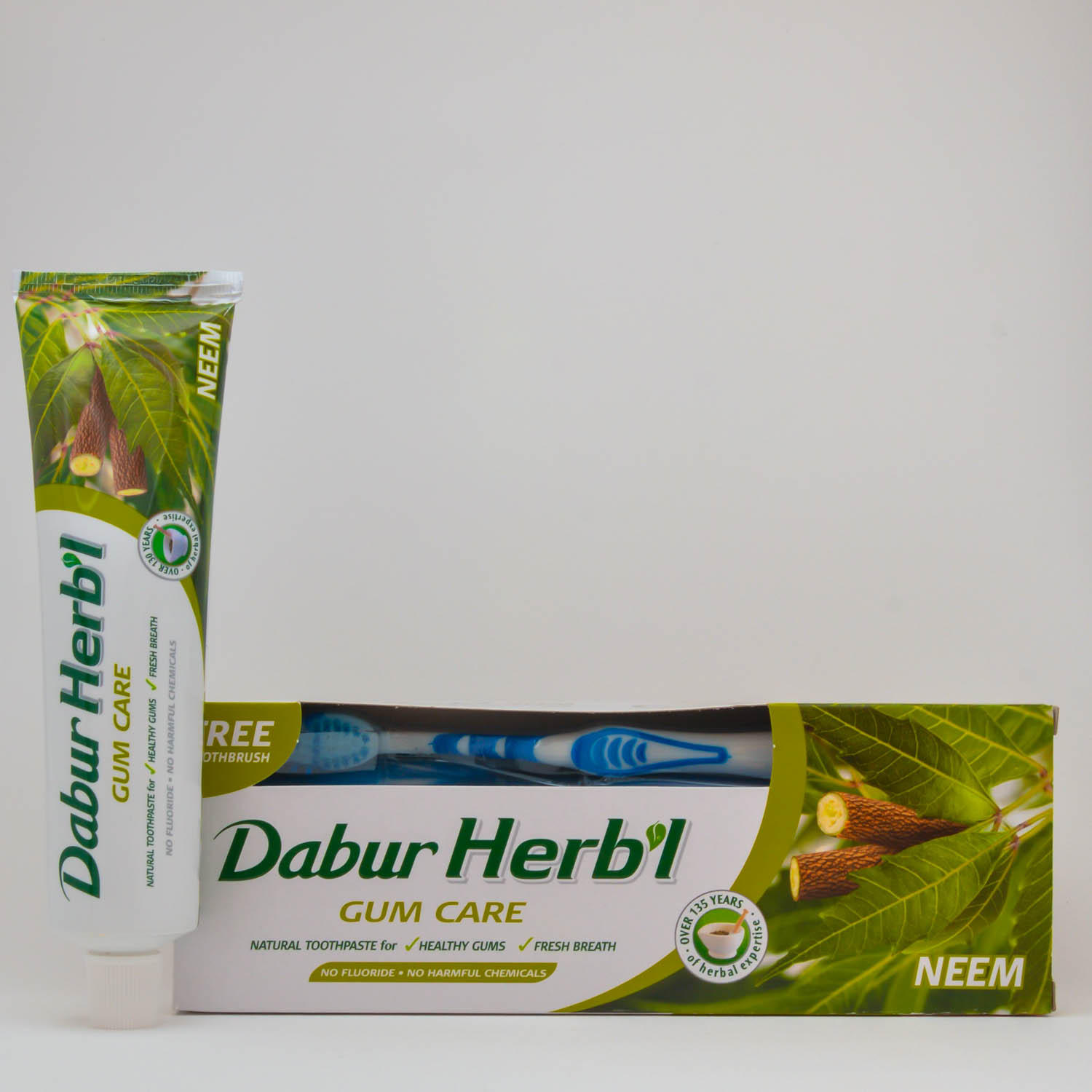 Зубная паста с экстрактом Нима (Dabur) 150 г в комплекте с зубной щеткой